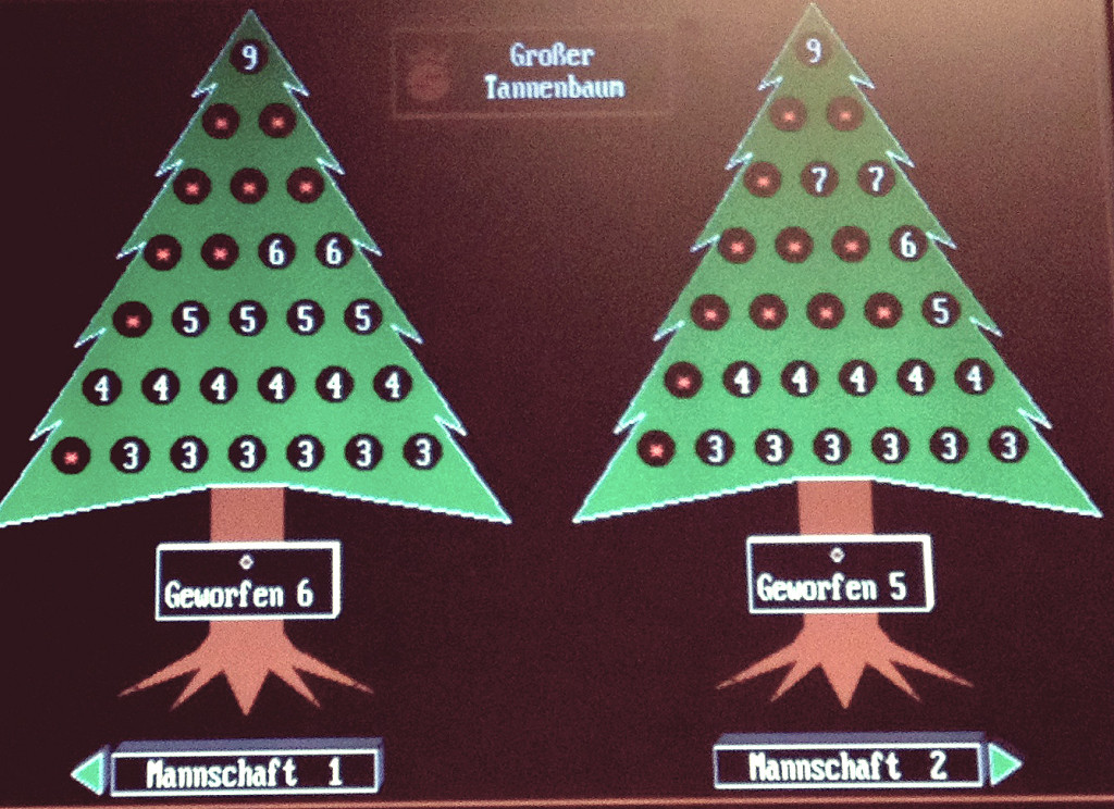Kegel Und Kugeln Aus Holz. Spiele Im Freien Für Kleine Und